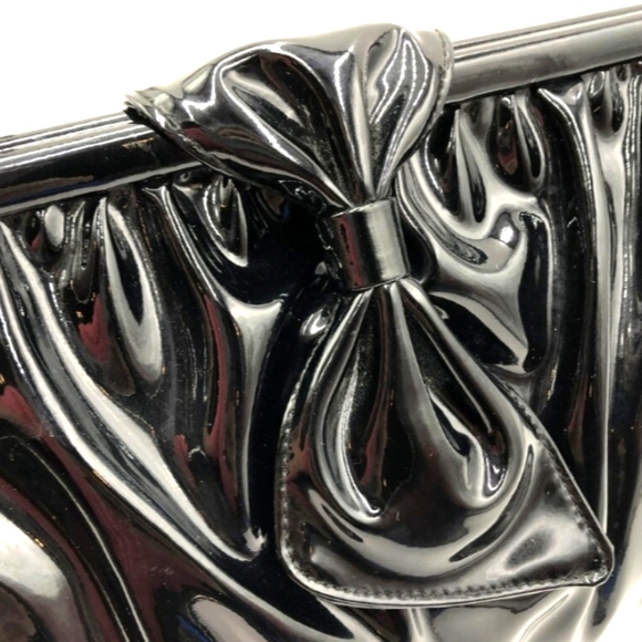 La Regale's Designer Vintage 60's Black Patent Leather Ande w/Bow Long Clutch - Picture 4 of 10
